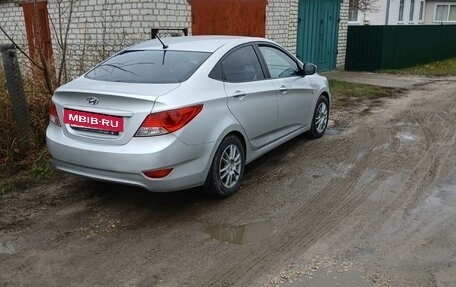 Hyundai Solaris II рестайлинг, 2011 год, 900 000 рублей, 2 фотография