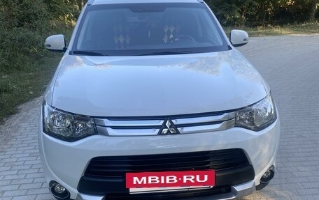 Mitsubishi Outlander III рестайлинг 3, 2014 год, 1 850 000 рублей, 2 фотография