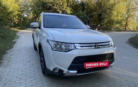 Mitsubishi Outlander III рестайлинг 3, 2014 год, 1 850 000 рублей, 4 фотография