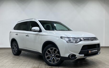 Mitsubishi Outlander III рестайлинг 3, 2014 год, 1 780 000 рублей, 2 фотография