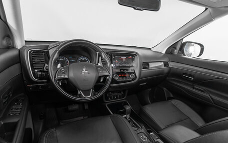 Mitsubishi Outlander III рестайлинг 3, 2019 год, 2 890 000 рублей, 10 фотография