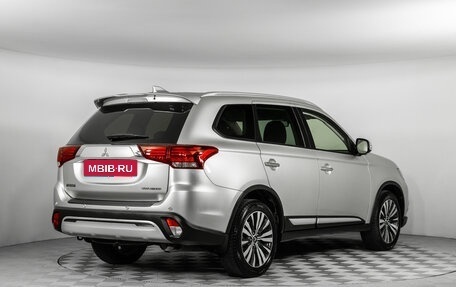 Mitsubishi Outlander III рестайлинг 3, 2019 год, 2 890 000 рублей, 5 фотография