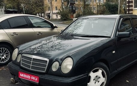 Mercedes-Benz E-Класс, 1998 год, 500 000 рублей, 1 фотография