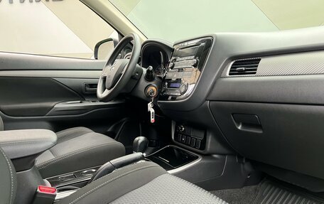 Mitsubishi Outlander III рестайлинг 3, 2018 год, 1 649 000 рублей, 9 фотография