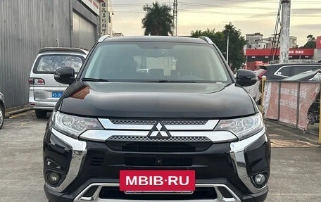 Mitsubishi Outlander III рестайлинг 3, 2021 год, 2 100 000 рублей, 2 фотография