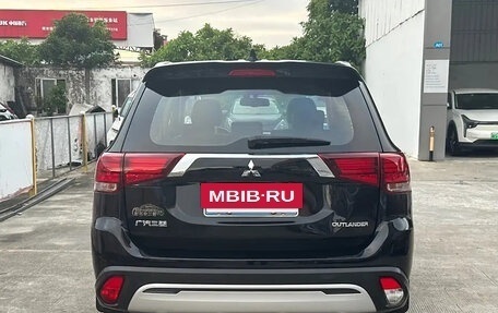 Mitsubishi Outlander III рестайлинг 3, 2021 год, 2 100 000 рублей, 8 фотография