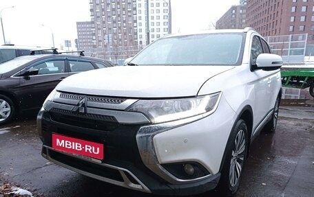 Mitsubishi Outlander III рестайлинг 3, 2020 год, 2 700 000 рублей, 1 фотография