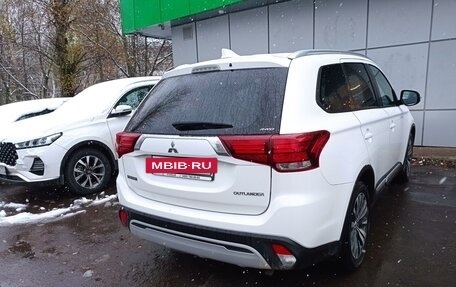 Mitsubishi Outlander III рестайлинг 3, 2020 год, 2 700 000 рублей, 4 фотография