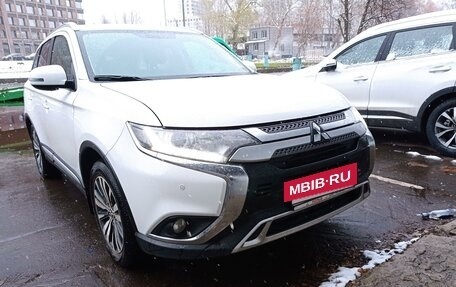 Mitsubishi Outlander III рестайлинг 3, 2020 год, 2 700 000 рублей, 2 фотография