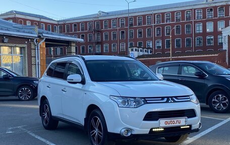 Mitsubishi Outlander III рестайлинг 3, 2014 год, 1 860 000 рублей, 3 фотография