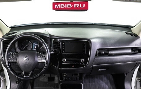 Mitsubishi Outlander III рестайлинг 3, 2020 год, 2 649 000 рублей, 14 фотография