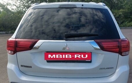 Mitsubishi Outlander III рестайлинг 3, 2015 год, 1 850 000 рублей, 10 фотография