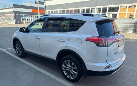 Toyota RAV4, 2018 год, 3 170 000 рублей, 10 фотография