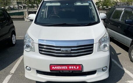 Toyota Noah III, 2012 год, 1 850 000 рублей, 1 фотография