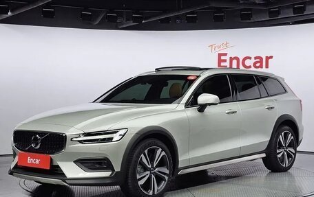 Volvo V60 Cross Country II, 2021 год, 4 050 999 рублей, 1 фотография