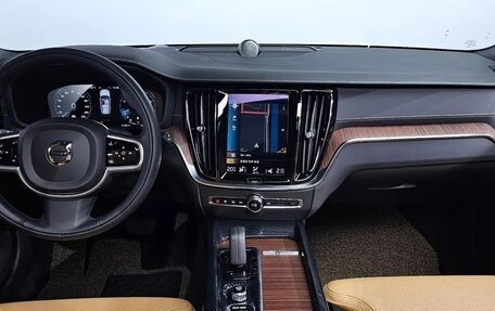 Volvo V60 Cross Country II, 2021 год, 4 050 999 рублей, 9 фотография