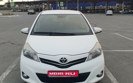 Toyota Yaris III рестайлинг, 2012 год, 1 100 000 рублей, 1 фотография