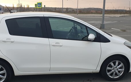 Toyota Yaris III рестайлинг, 2012 год, 1 100 000 рублей, 2 фотография