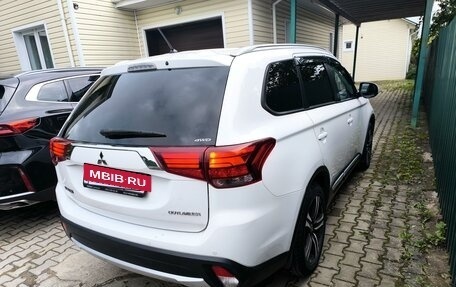 Mitsubishi Outlander III рестайлинг 3, 2016 год, 1 700 000 рублей, 4 фотография