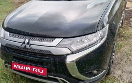 Mitsubishi Outlander III рестайлинг 3, 2020 год, 2 850 000 рублей, 10 фотография