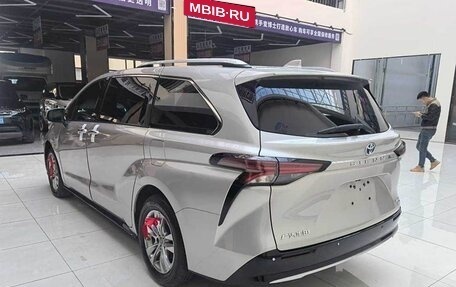 Toyota Sienna, 2022 год, 4 350 000 рублей, 2 фотография