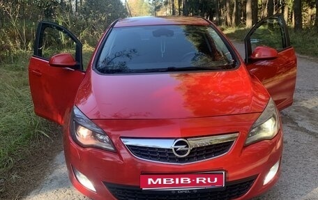 Opel Astra J, 2012 год, 900 000 рублей, 1 фотография