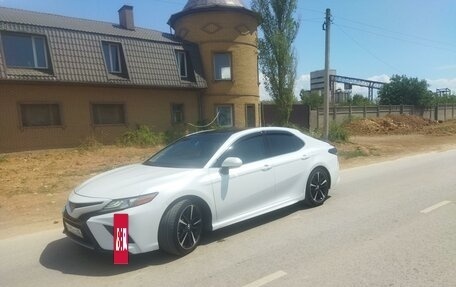 Toyota Camry, 2018 год, 2 600 000 рублей, 2 фотография