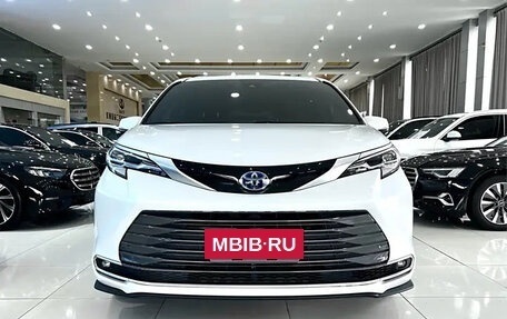 Toyota Sienna, 2023 год, 6 677 000 рублей, 2 фотография