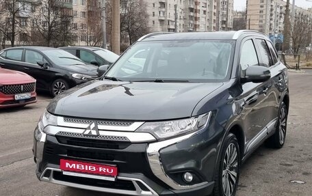 Mitsubishi Outlander III рестайлинг 3, 2019 год, 2 439 000 рублей, 7 фотография