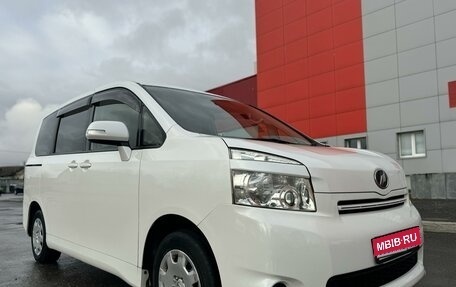 Toyota Voxy II, 2010 год, 1 570 000 рублей, 1 фотография