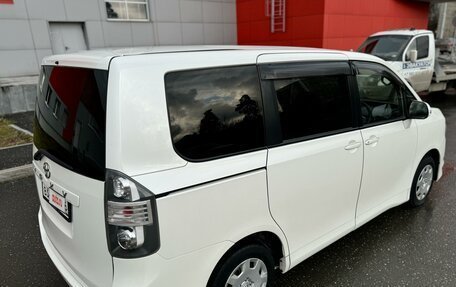 Toyota Voxy II, 2010 год, 1 570 000 рублей, 7 фотография