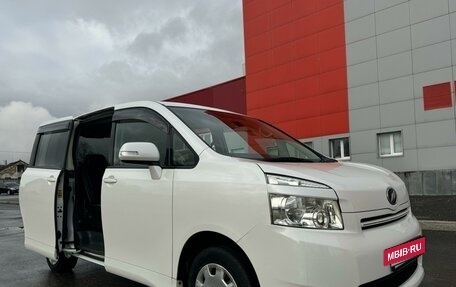 Toyota Voxy II, 2010 год, 1 570 000 рублей, 5 фотография