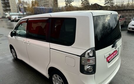 Toyota Voxy II, 2010 год, 1 570 000 рублей, 8 фотография