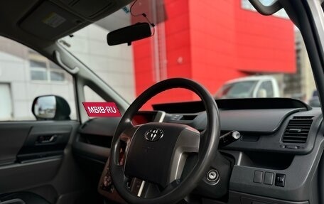 Toyota Voxy II, 2010 год, 1 570 000 рублей, 26 фотография