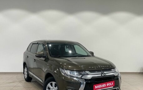 Mitsubishi Outlander III рестайлинг 3, 2018 год, 1 739 000 рублей, 8 фотография