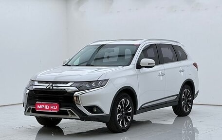 Mitsubishi Outlander III рестайлинг 3, 2021 год, 2 400 000 рублей, 1 фотография