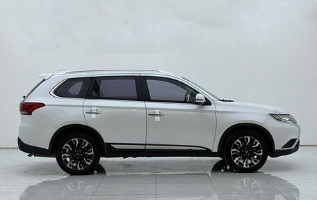 Mitsubishi Outlander III рестайлинг 3, 2021 год, 2 400 000 рублей, 4 фотография