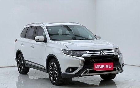 Mitsubishi Outlander III рестайлинг 3, 2021 год, 2 400 000 рублей, 2 фотография