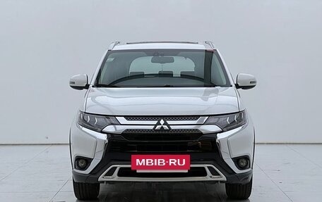 Mitsubishi Outlander III рестайлинг 3, 2021 год, 2 400 000 рублей, 3 фотография