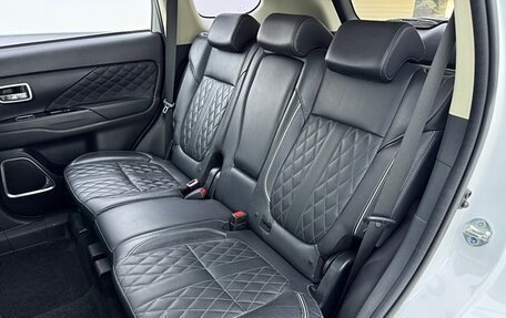 Mitsubishi Outlander III рестайлинг 3, 2021 год, 2 400 000 рублей, 7 фотография