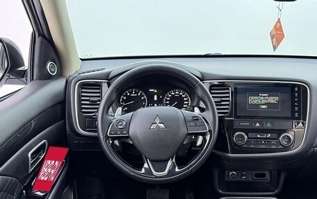 Mitsubishi Outlander III рестайлинг 3, 2021 год, 2 400 000 рублей, 10 фотография