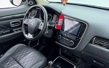 Mitsubishi Outlander III рестайлинг 3, 2021 год, 2 400 000 рублей, 11 фотография