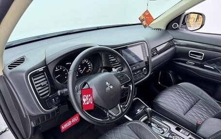 Mitsubishi Outlander III рестайлинг 3, 2021 год, 2 400 000 рублей, 8 фотография