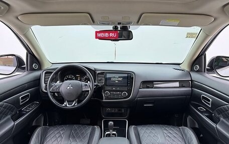 Mitsubishi Outlander III рестайлинг 3, 2021 год, 2 400 000 рублей, 12 фотография