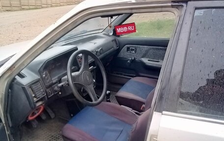 Mazda 323, 1988 год, 100 000 рублей, 3 фотография