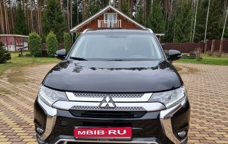 Mitsubishi Outlander III рестайлинг 3, 2018 год, 2 050 000 рублей, 10 фотография