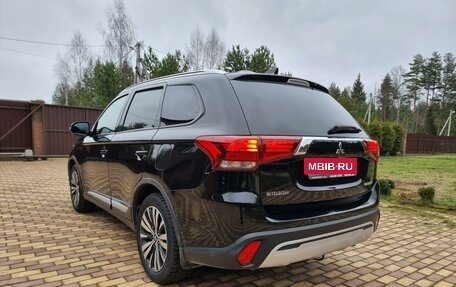 Mitsubishi Outlander III рестайлинг 3, 2018 год, 2 050 000 рублей, 14 фотография