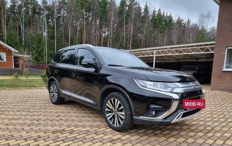 Mitsubishi Outlander III рестайлинг 3, 2018 год, 2 050 000 рублей, 4 фотография