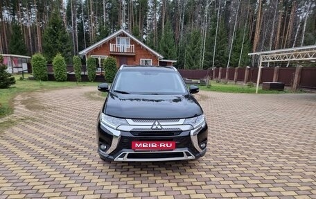 Mitsubishi Outlander III рестайлинг 3, 2018 год, 2 050 000 рублей, 32 фотография