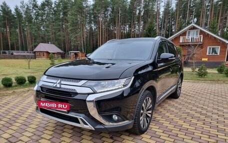 Mitsubishi Outlander III рестайлинг 3, 2018 год, 2 050 000 рублей, 38 фотография